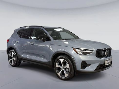 Used 2023 Volvo XC40 B5 Plus w/ Climate Package AWD/4WD image 9