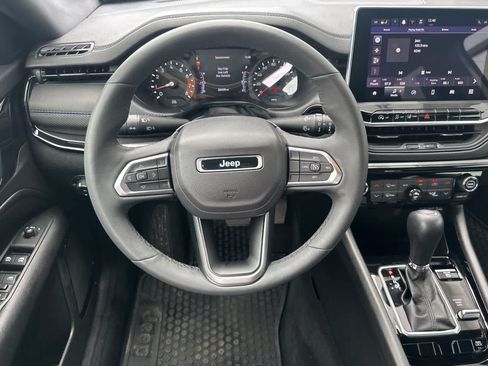 Used 2025 Jeep Compass Latitude w/ Convenience Group AWD/4WD image 14