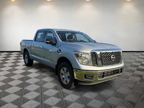 Used 2017 Nissan Titan SV RWD image 3