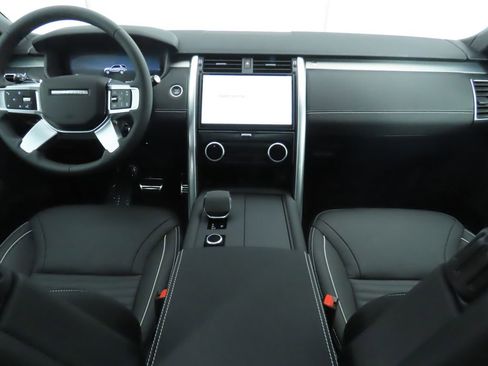 Used 2024 Land Rover Discovery Dynamic SE image 13