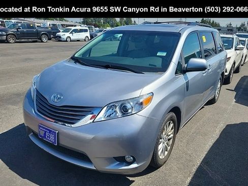 Used 2014 Toyota Sienna XLE FWD image 3