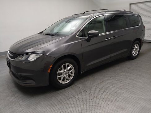 Used 2021 Chrysler Voyager Lxi FWD image 2