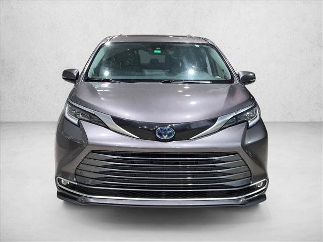 Used 2022 Toyota Sienna Limited FWD image 2