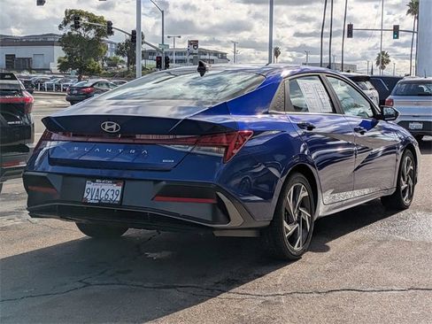 Used 2025 Hyundai Elantra Limited image 4