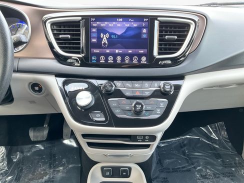 Used 2019 Chrysler Pacifica Touring Plus w/ Advanced Safetytec Group image 11