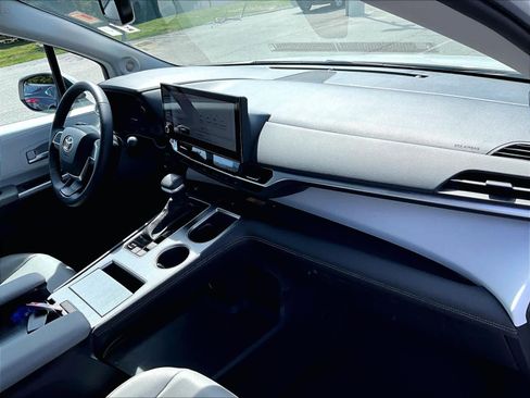 Used 2025 Toyota Sienna XLE w/ XLE Plus Package image 14