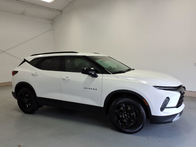 Used 2023 Chevrolet Blazer LT w/ Convenience Package FWD image 2