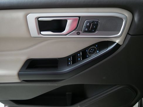 Used 2020 Ford Explorer Platinum image 19