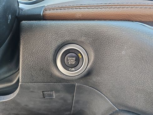 Used 2021 Chrysler Pacifica Limited w/ Uconnect Theater Family Group image 22