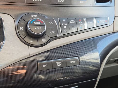 Used 2012 Toyota Sienna SE image 22