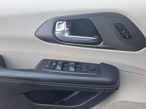 Used 2021 Chrysler Pacifica Touring-L FWD image 22