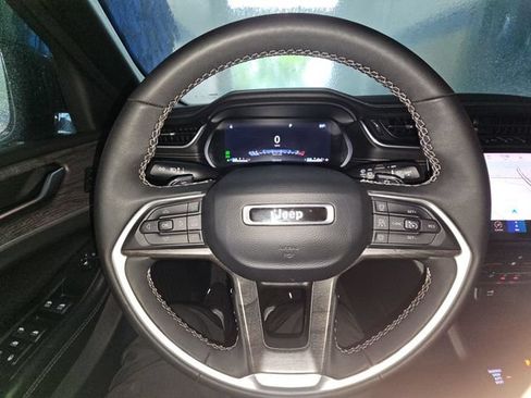 Used 2024 Jeep Grand Cherokee Limited AWD/4WD image 36