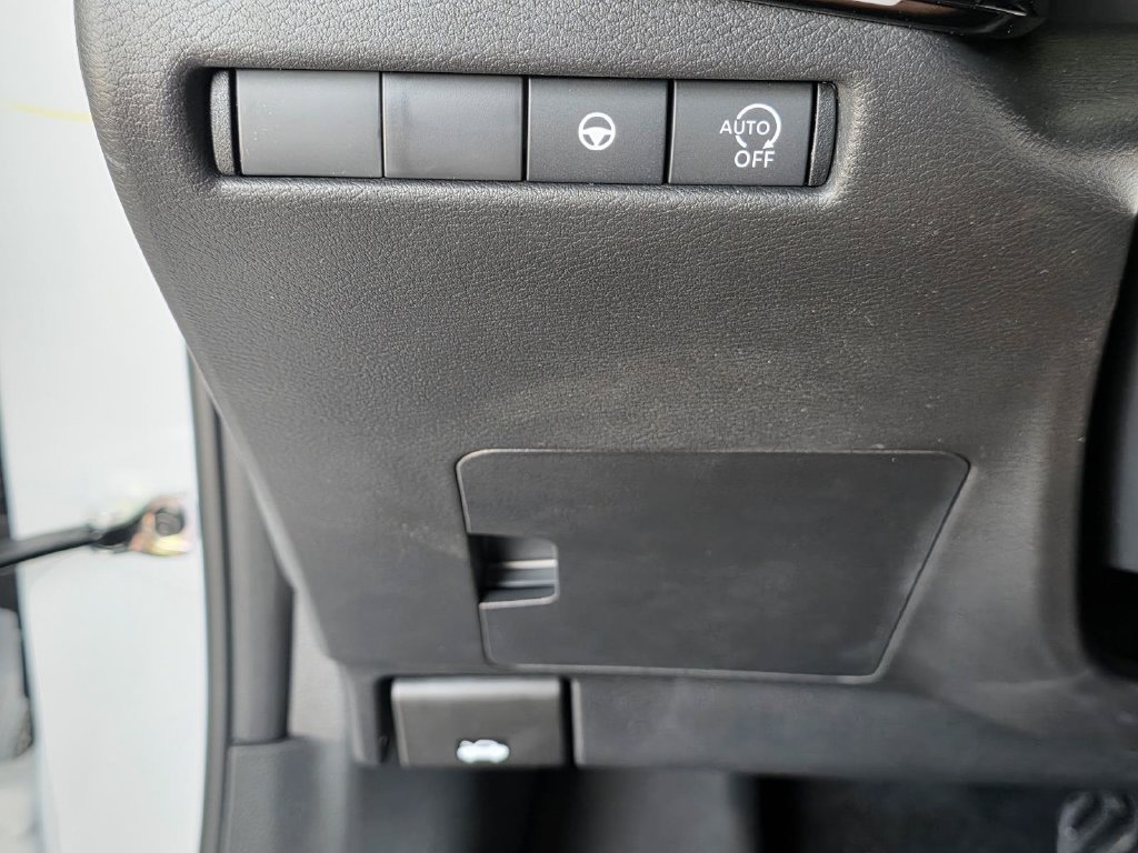 New 2025 Nissan Kicks SR FWD image 24