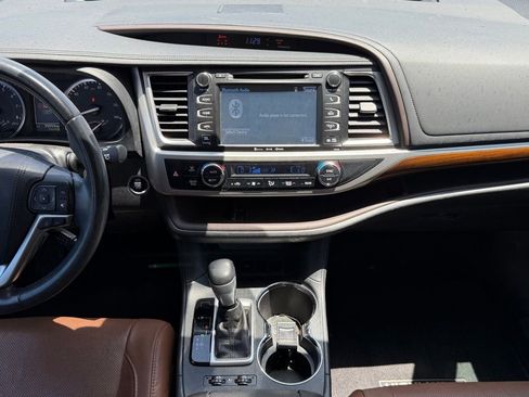 Used 2017 Toyota Highlander Limited w/ Carpet Mat Package FWD image 10