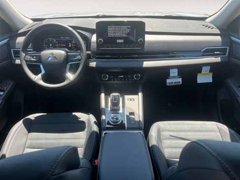 New 2025 Mitsubishi Outlander SE image 10