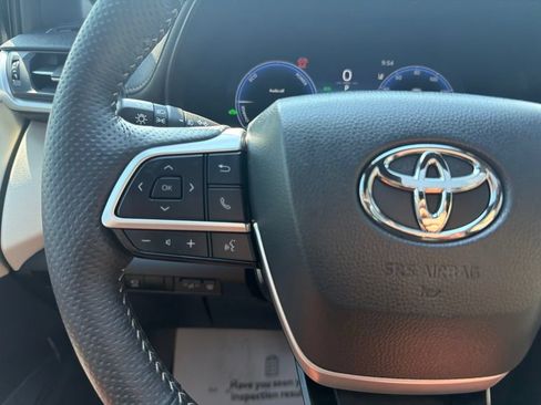 Used 2025 Toyota Sienna Platinum AWD/4WD image 27