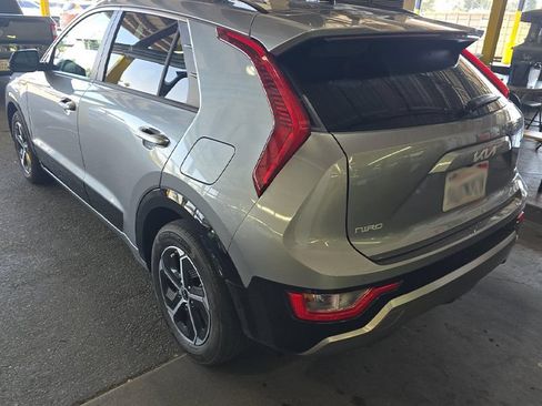 Used 2023 Kia Niro FWD image 2