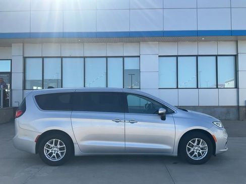 Used 2023 Chrysler Pacifica Touring-L FWD image 37
