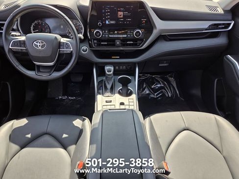 Used 2025 Toyota Highlander AWD image 12