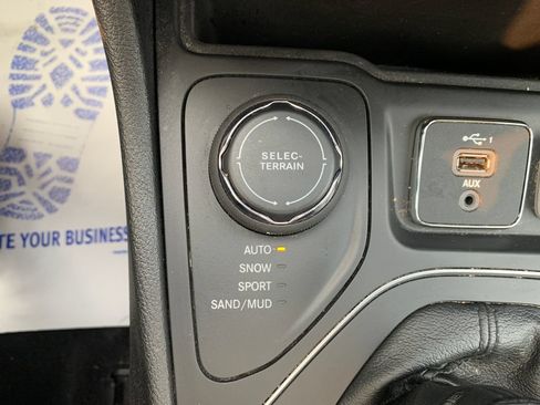 Used 2021 Jeep Cherokee High Altitude AWD/4WD image 25