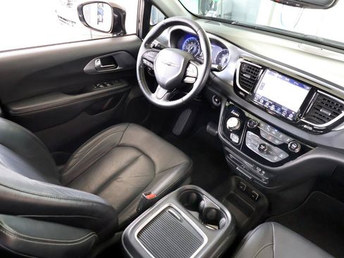 Used 2019 Chrysler Pacifica Touring-L Plus w/ Advanced Safetytec Group FWD image 15