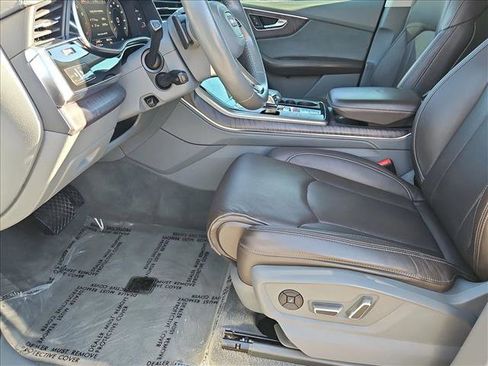 Used 2020 Audi Q8 Prestige w/ Prestige Package image 17