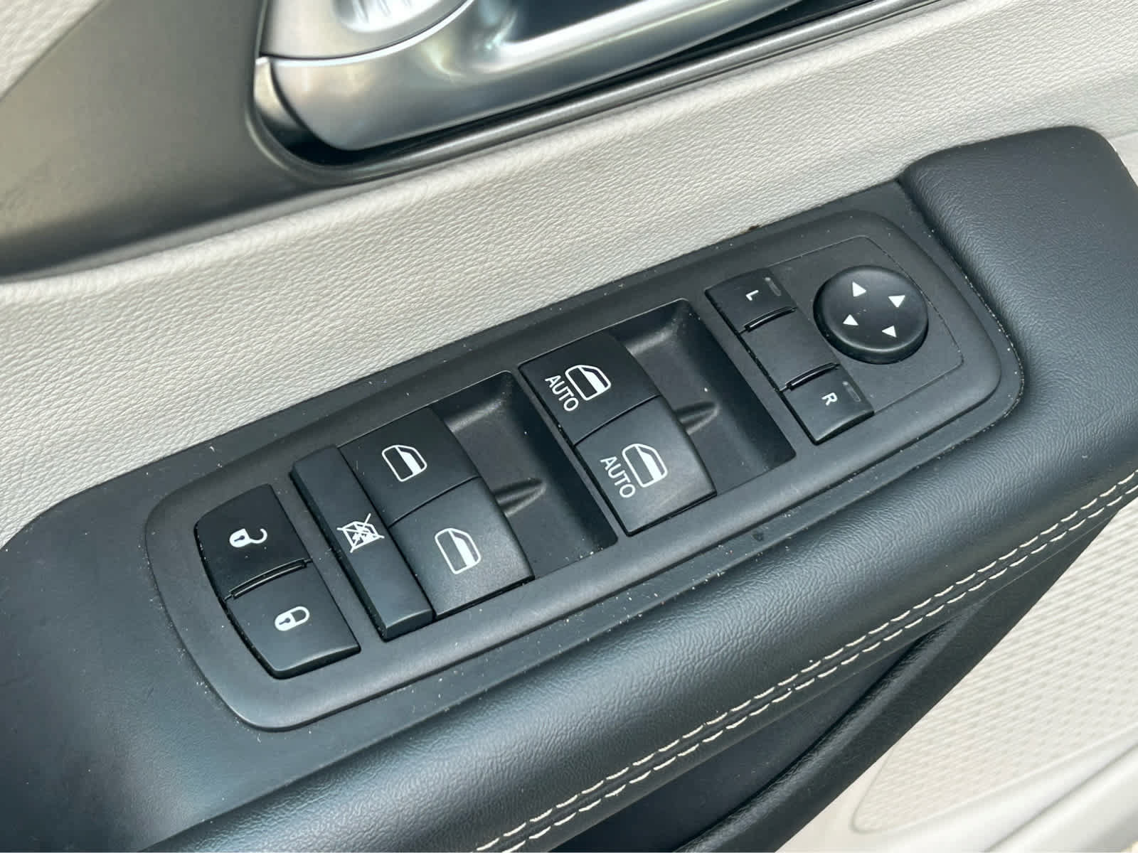 Used 2024 Chrysler Pacifica Touring-L FWD image 24