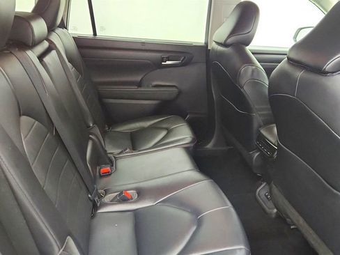 Used 2021 Toyota Highlander XLE image 24