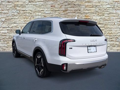 Used 2023 Kia Telluride EX w/ EX Captain's Chair Package FWD image 3