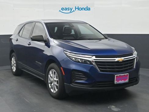 Used 2022 Chevrolet Equinox LS FWD image 2