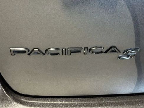 Used 2018 Chrysler Pacifica Touring Plus w/ S Appearance Package FWD image 12