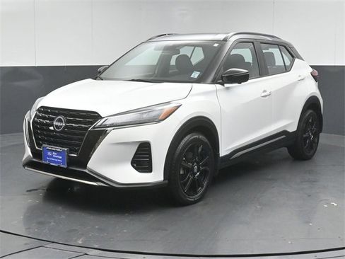Used 2023 Nissan Kicks SR image 3
