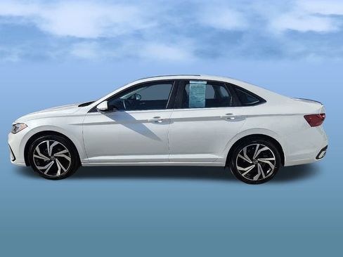 Certified 2025 Volkswagen Jetta SEL image 4