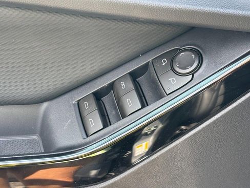 New 2026 Chevrolet Equinox LT w/ Convenience Package II FWD image 11