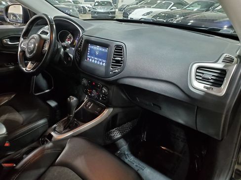 Used 2019 Jeep Compass Latitude FWD image 15