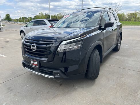 Used 2023 Nissan Pathfinder SL w/ Black Appearance Package AWD/4WD image 3