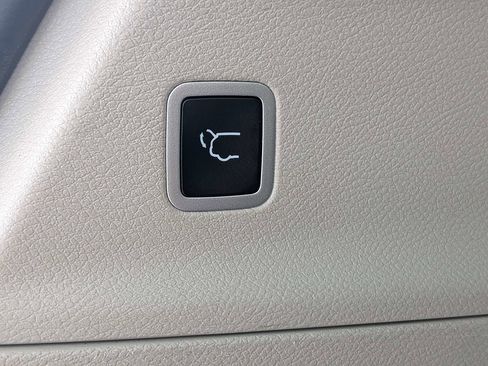 Used 2024 Chrysler Pacifica Touring-L FWD image 13