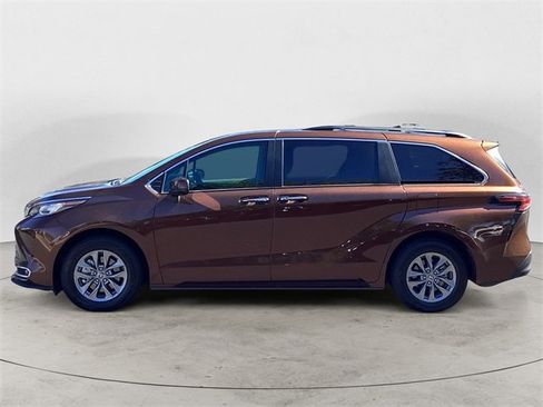 Certified 2022 Toyota Sienna XLE image 2