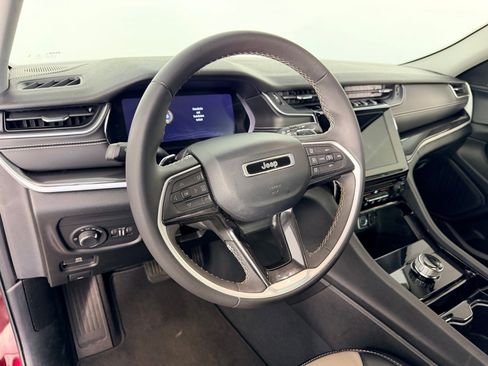 Used 2023 Jeep Grand Cherokee Laredo AWD/4WD image 4