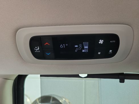 Used 2023 Chrysler Pacifica Touring-L FWD image 16