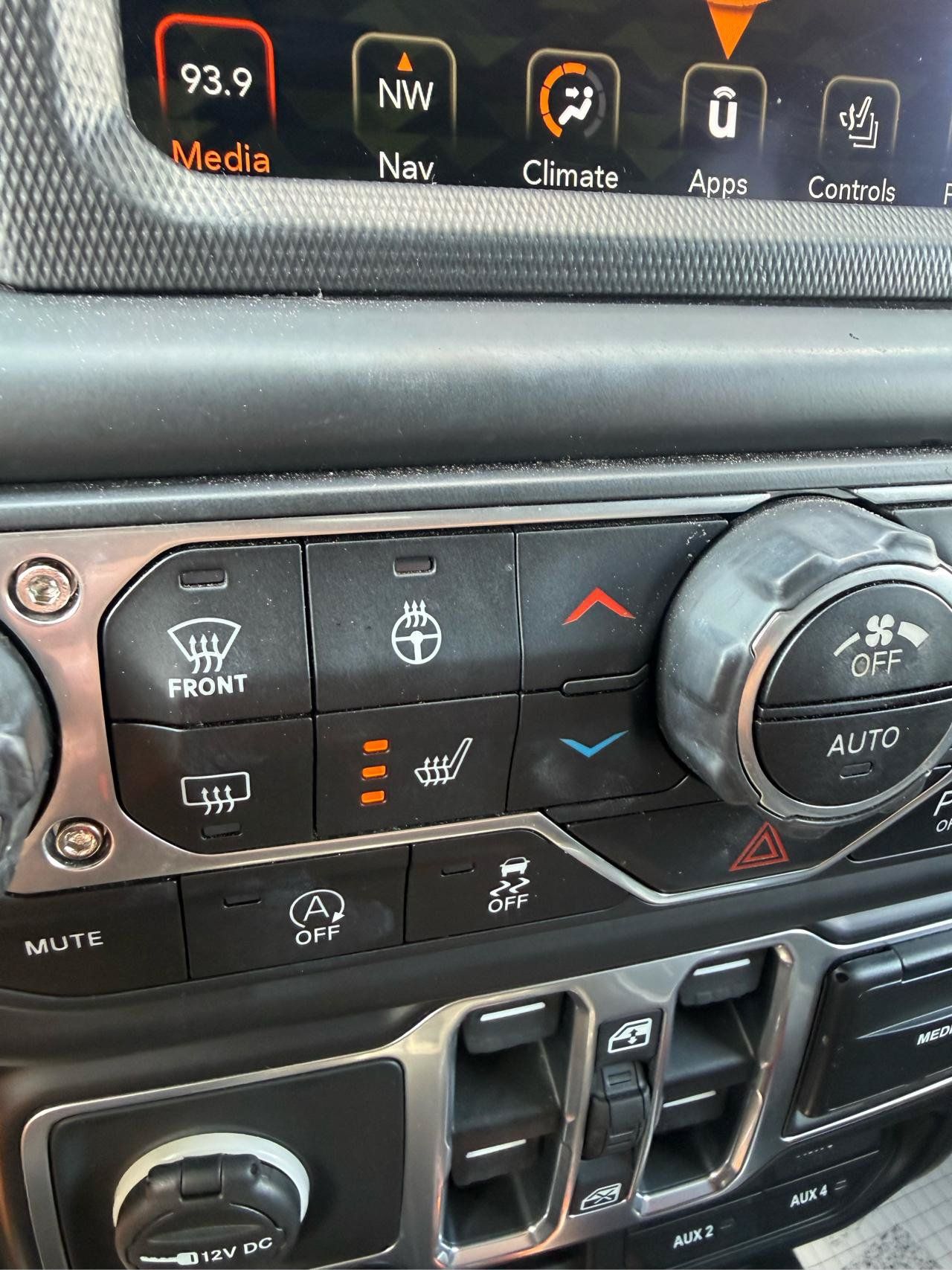 Used 2018 Jeep Wrangler Unlimited Sahara AWD/4WD image 18