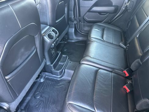 Used 2018 Jeep Wrangler Unlimited Sahara AWD/4WD image 12