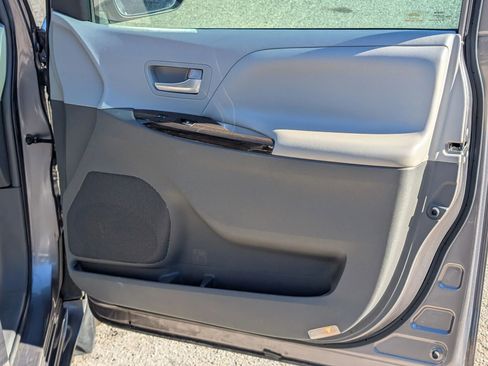 Used 2017 Toyota Sienna XLE Premium image 38