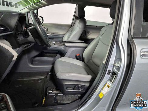 Certified 2024 Toyota Sienna XLE FWD image 9