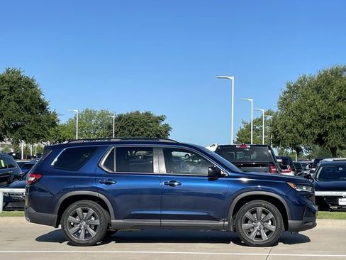 Used 2025 Honda Pilot Sport image 3