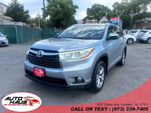 Used 2014 Toyota Highlander XLE AWD/4WD image 1