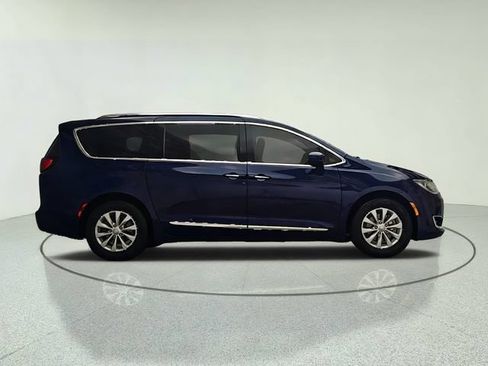 Used 2018 Chrysler Pacifica Touring-L Plus FWD image 7