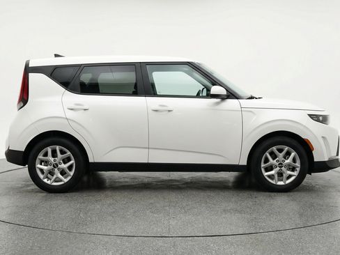 Used 2025 Kia Soul LX w/ LX Technology Package FWD image 11