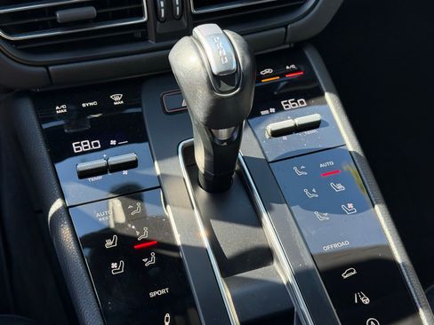 Used 2024 Porsche Macan Base image 40