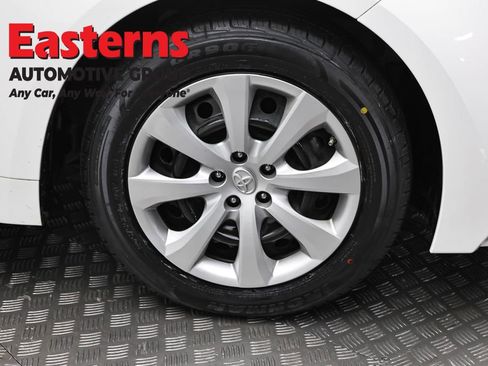 Used 2022 Toyota Corolla LE FWD image 31